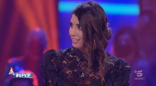 Elisabetta Gregoraci: cosa indossa in studio e quanto costa il suo vestito