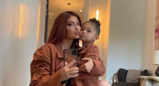 Kylie Jenner ha regalato alla figlia la carrozza di Cenerentola (FOTO)