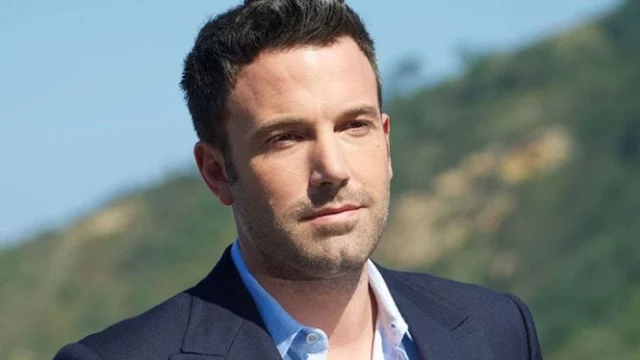 Ben Affleck lascia la sua fidanzata e getta il suo cartonato nell’immondizia