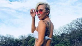 Lady Gaga esce dal suo hotel a Roma coperta da un tendone