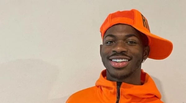 Lil Nas X si è fatto il seno? La foto fa discutere ma ecco la verità