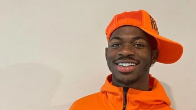 Lil Nas X si è fatto il seno? La foto fa discutere ma ecco la verità