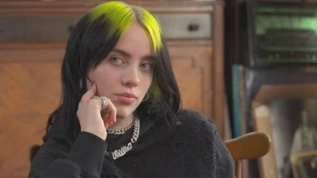 Billie Eilish look capelli biondi