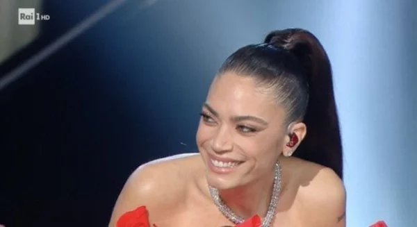 Elodie indossa una costosissima collana a Sanremo 2021: brand e costo