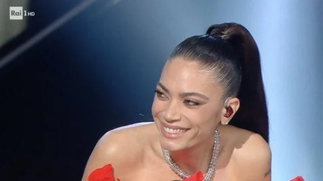 Elodie indossa una costosissima collana a Sanremo 2021: brand e costo