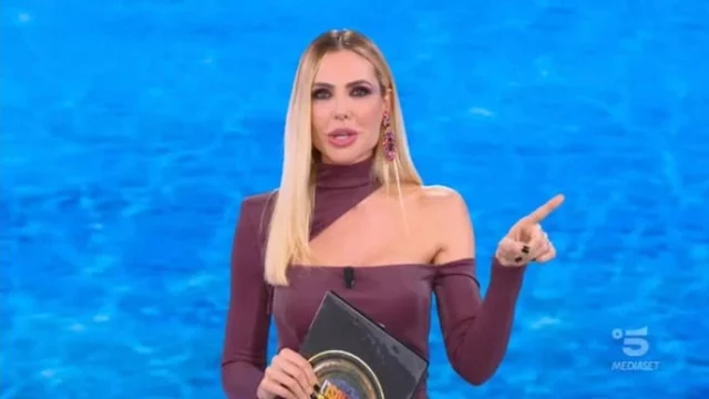 Ilary Blasi: il look della quinta puntata de L'Isola dei famosi 2021