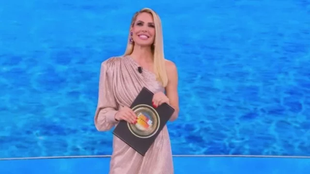 Ilary Blasi: ecco l'outfit che indossa stasera a L'Isola dei Famosi