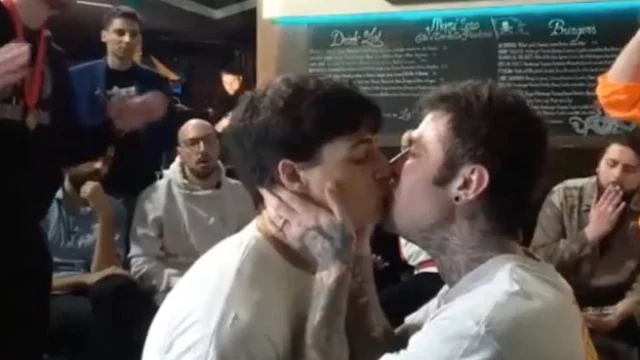 Fedez e Luis Sal si baciano sulle labbra durante una diretta