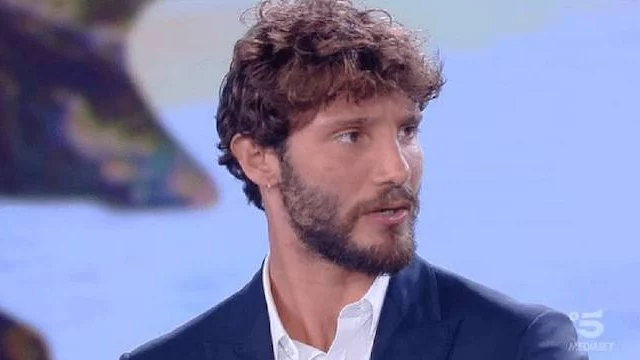 Danneggiata l'auto di Stefano De Martino. Lo sfogo su Instagram