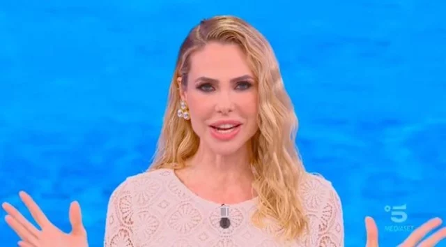 Il look di Ilary Blasi per la quindicesima puntata de L'Isola