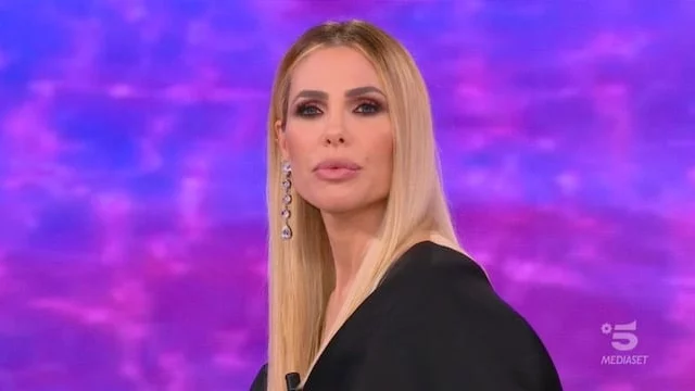 Ilary Blasi fa uno spoiler durante la diretta de L'Isola dei Famosi