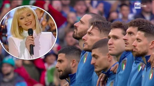 Gli Azzurri omaggiano Raffaella Carrà prima di Italia-Spagna (VIDEO)