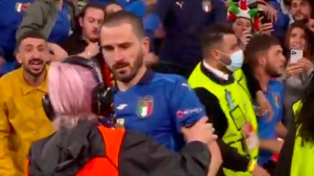 Leonardo Bonucci scambiato per un invasore di campo: il video è virale