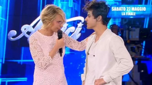 Maria De Filippi, omaggio a Michele Merlo per la prima puntata di Amici 21