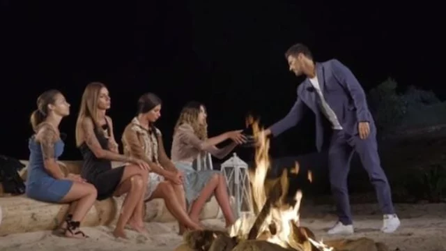 Temptation Island quinta puntata: bacio tra una fidanzata e un single