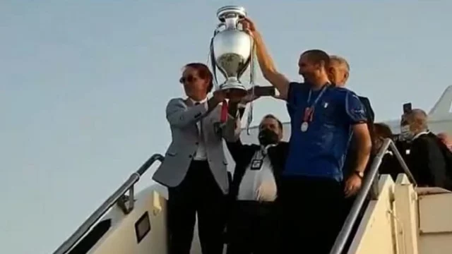 Europei: l'arrivo degli Azzurri a Fiumicino con la Coppa (VIDEO)