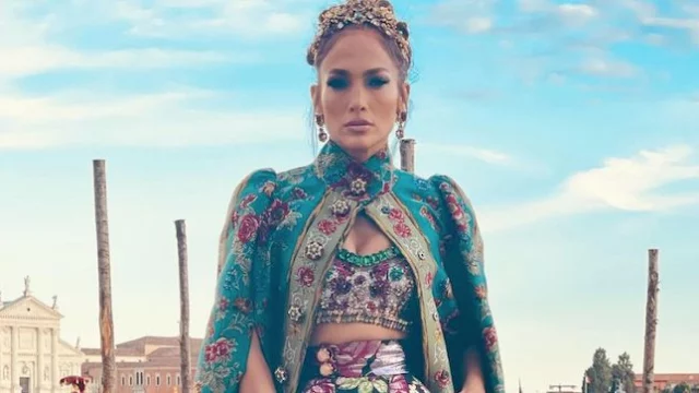 Jennifer Lopez sfila a Venezia con il cartellino del vestito attaccato