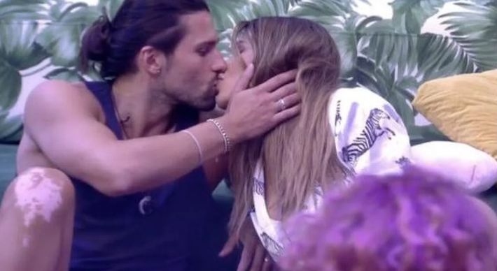 Luca Onestini bacia Cristina Porta nel reality spagnolo