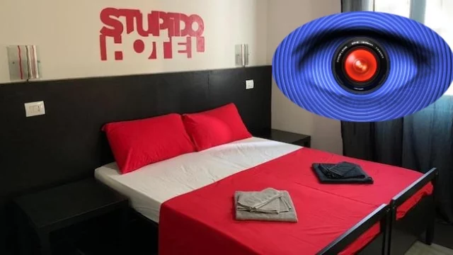 Lo Stupido Hotel a Rimini ricrea il Grande Fratello con telecamere in camera