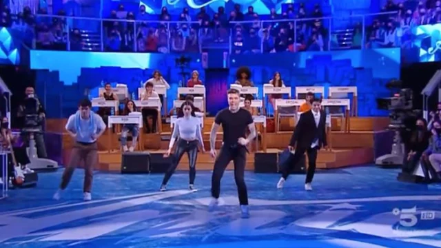 Fedez balla insieme agli allievi di Amici 21, ma sbaglia la coreografia