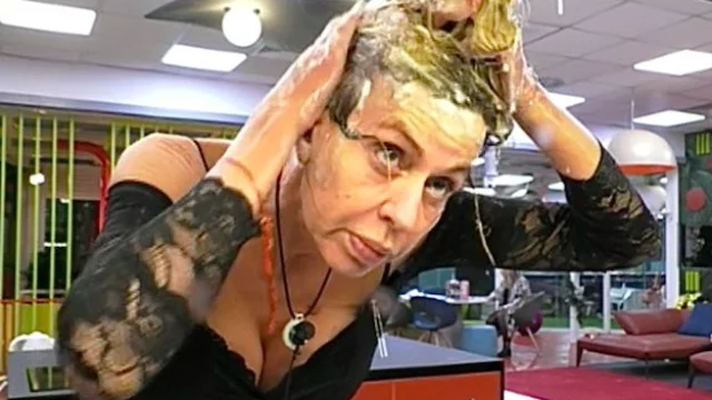 Valeria Marini si lava i capelli in cucina al Grande Fratello Vip