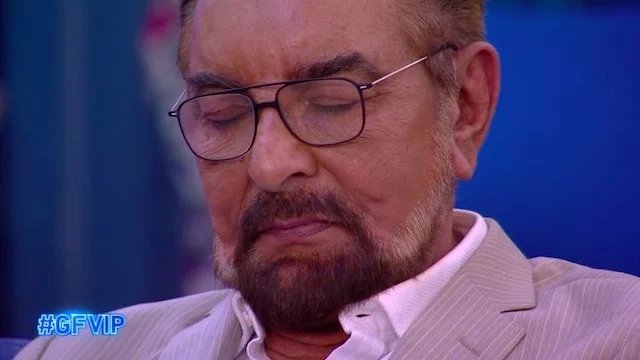 Kabir Bedi pizzicato a dormire durante la puntata del GF Vip (VIDEO)