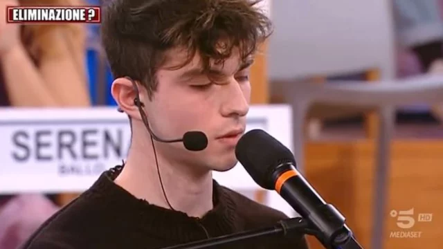 Amici 21, Crytical canta una canzone di Michele Merlo durante la gara Cover