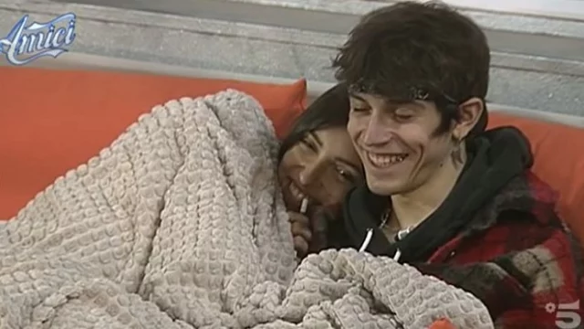 Amici 21, scatta il primo bacio tra Alex e Cosmary (VIDEO)