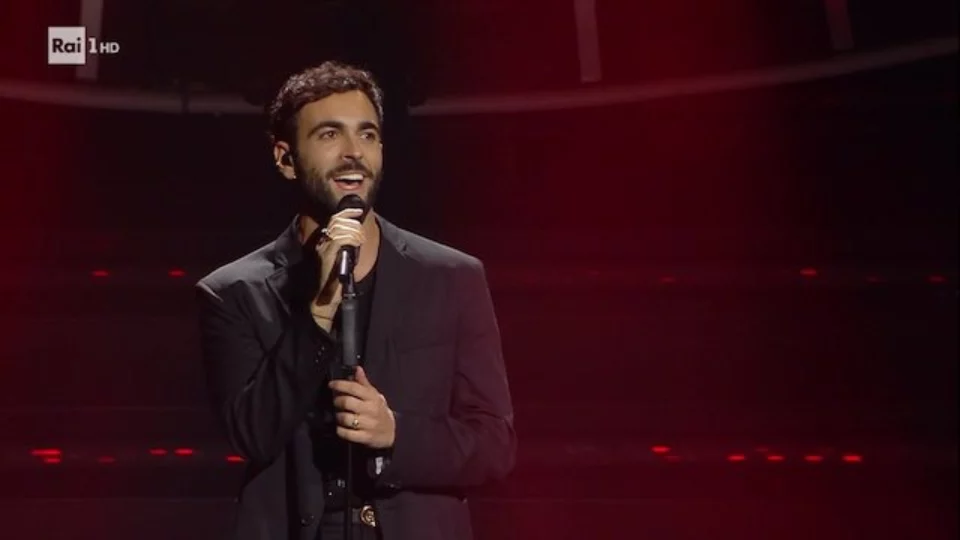 Marco Mengoni incanta l'Ariston con L’essenziale (VIDEO)