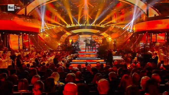 Sanremo 2022, cameraman cade durante l'esibizione di Cesare Cremonini