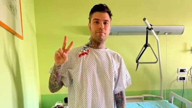 Fedez torna sui social dopo l'intervento e rivela i dettagli della malattia