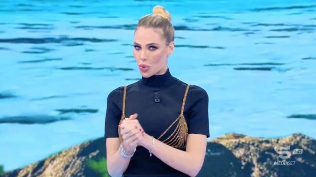 Ilary Blasi: il prezzo del reggiseno d'oro indossato all'isola