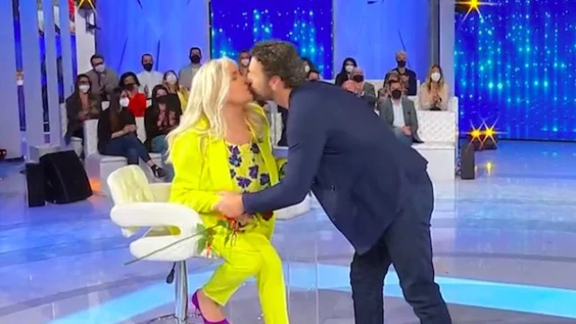 Mara Venier e il bacio con Raoul Bova a Domenica In (VIDEO)