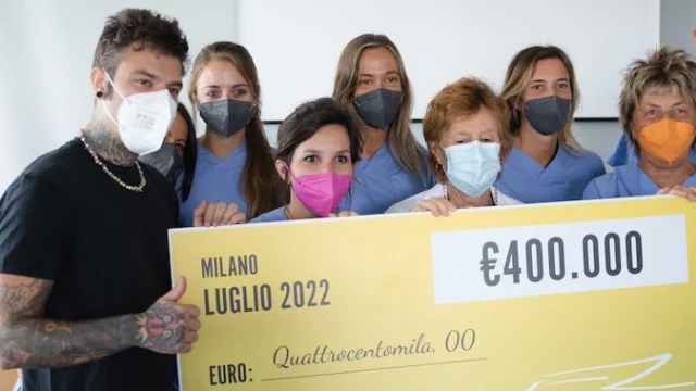 Fedez consegna un assegno di 400 mila euro all'associazione TOG