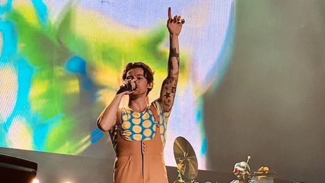 Harry Styles in concerto a Bologna parla in italiano e canta Mina