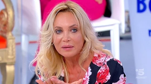 Uomini e Donne: l'ex Dama Maria Tona lancia il suo primo singolo, Pezzi