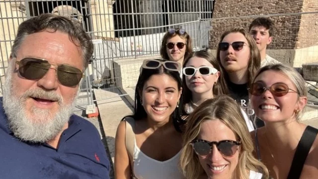 Russell Crowe visita Roma con tutta la sua famiglia (FOTO)