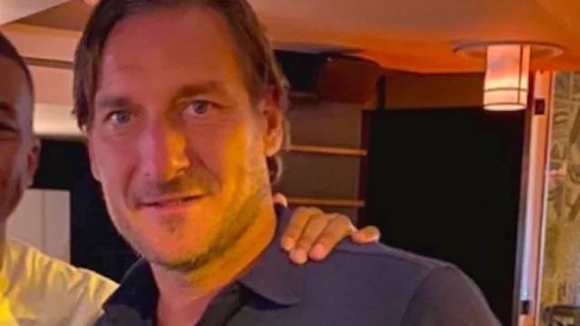 Francesco Totti in aeroporto insieme a un'amica misteriosa