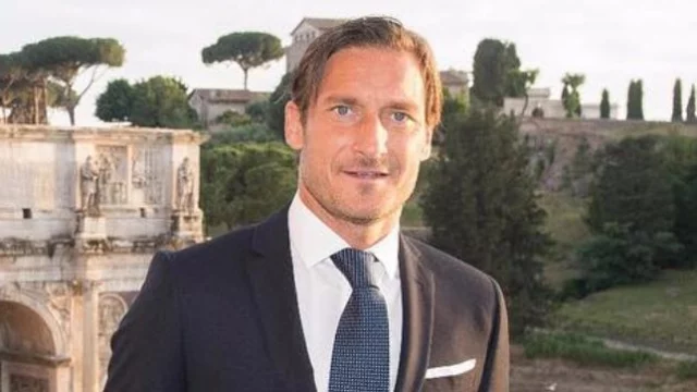 Francesco Totti beccato ancora a casa di Noemi