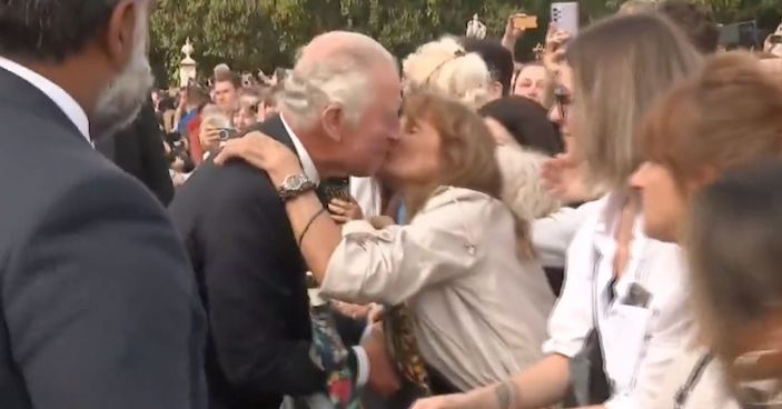 Re Carlo viene baciato da una sconosciuta davanti Buckingham Palace