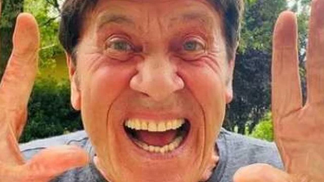 gianni morandi mano bruciata foto