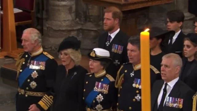 Harry non canta l'inno al funerale della Regina Elisabetta (VIDEO)