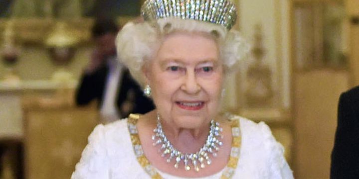 regina elisabetta radio inglese criticata