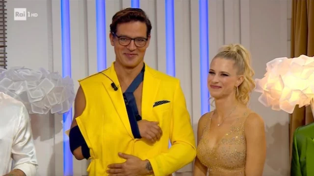 Gabriel Garko a Ballando con le Stelle con il tutore al braccio