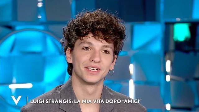 Luigi Strangis svela con chi si sente di Amici 20, poi parla di Carola