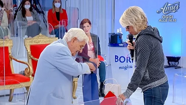 Uomini e donne: Maria De Filippi fa un regalo ad Alessandro