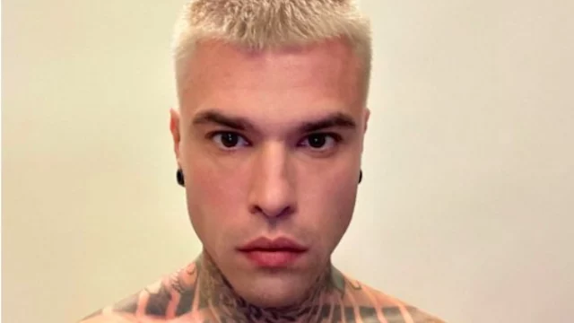 Fedez si fa biondo e ironizza sul web: ecco il nuovo look