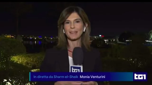 Monia Venturini si ferma durante un collegamento con il TG1