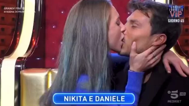 Nikita Pelizon e Daniele Dal Moro si baciano in confessionale