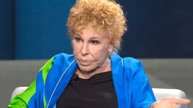 Ornella Vanoni fa una battuta sui giovani e il sesso durante un concerto